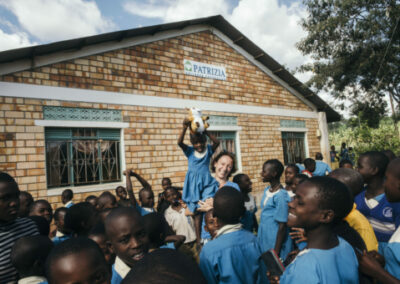 Jowita Fuchshofer besucht die PATRIZIA School Buyamba