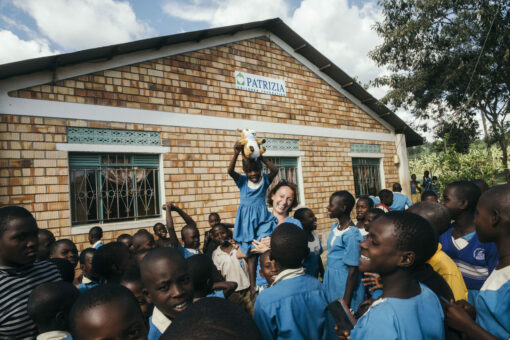 Jowita Fuchshofer besucht die PATRIZIA School Buyamba