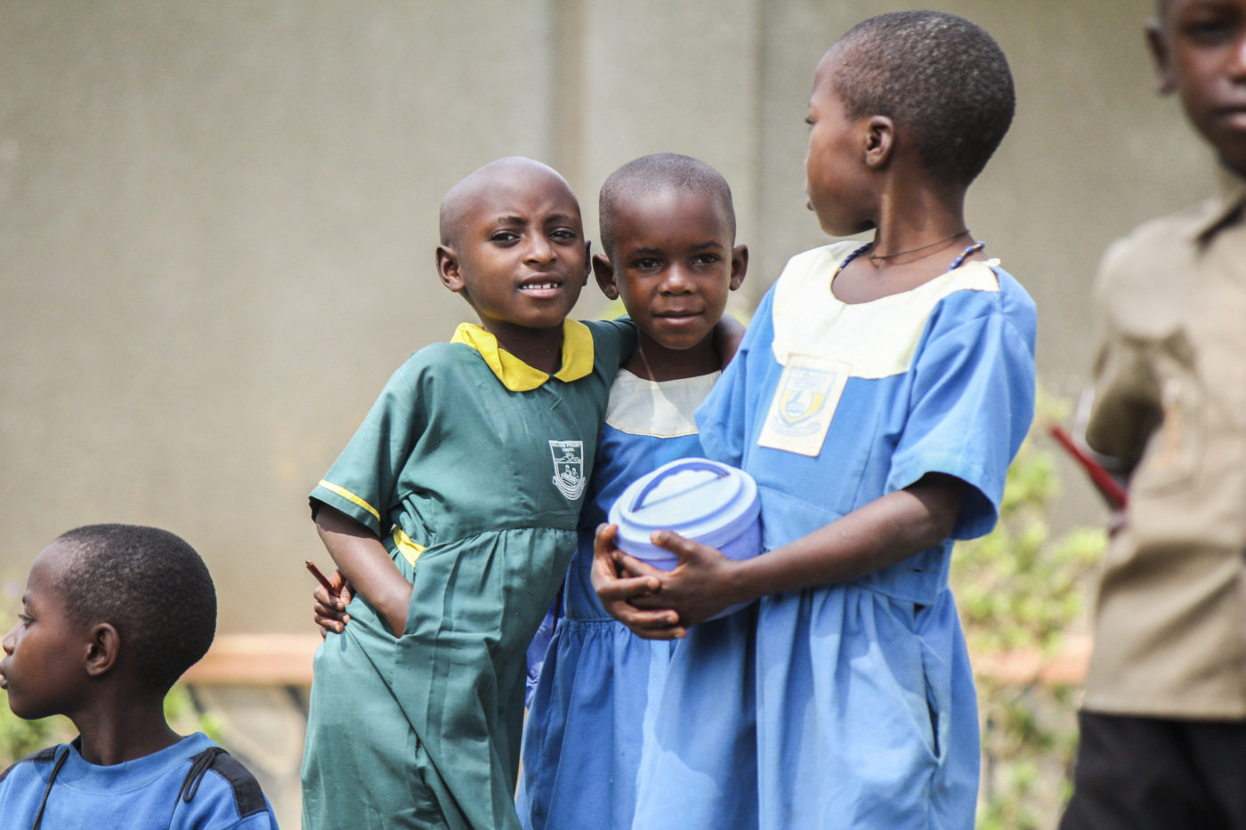 PATRIZIA School Buyamba Uganda - Kinder umarmen
