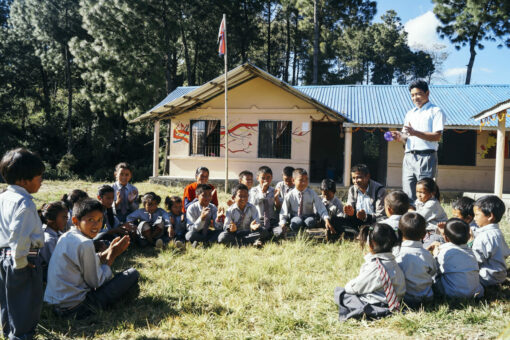 Nepal Dhoksan Primary School Kinder mit Lehrer draußen
