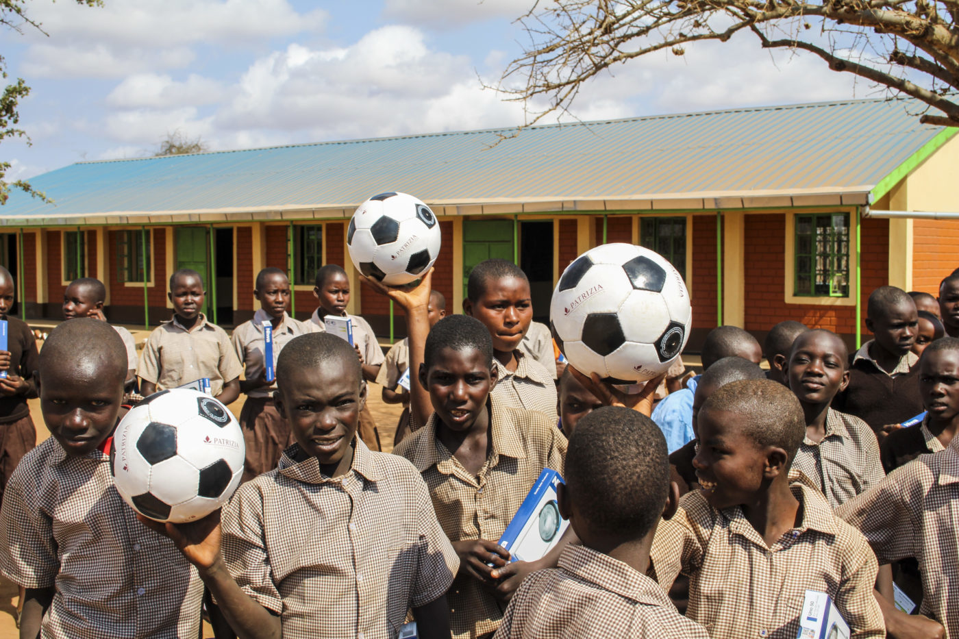 PATRIZIA School Syangeni, Kenia - Kinder mit Fußballen