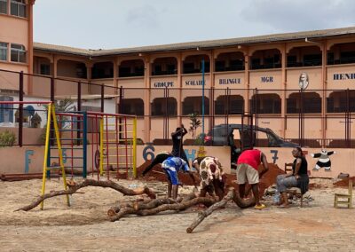 Acht Mitarbeiter der PATRIZIA SE in der PATRIZIA School Yaounde in Kamerun