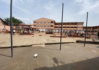 Acht Mitarbeiter der PATRIZIA SE in der PATRIZIA School Yaoundé in Kamerun