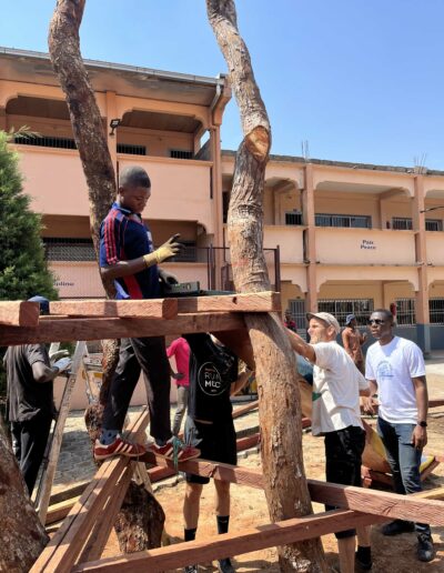 Acht Mitarbeiter der PATRIZIA SE in der PATRIZIA School Yaoundé in Kamerun