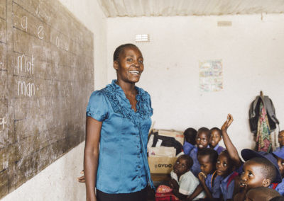 PATRIZIA School Harare Simbabwe - Lehrerin in Klasse, Klassenzimmer mit Schüler