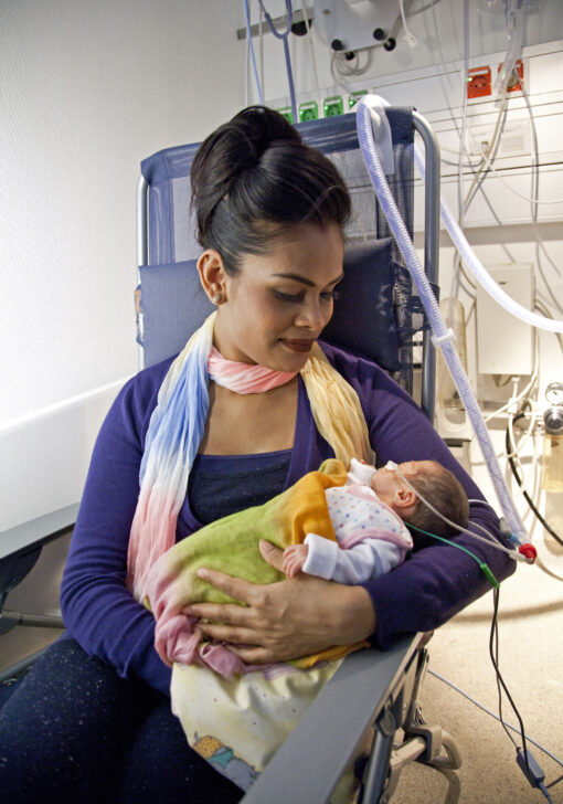 Ein Baby und eine Kinder-Intensivkrankenschwester