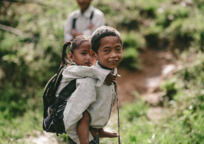 PATRIZIA School Dhoksan - Mädchen Huckepack auf Junge mit Schuluniform