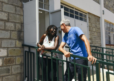 PATRIZIA Vocational Training Alego, Kenia - Alexander Busl und Dr. Auma Obama lachen
