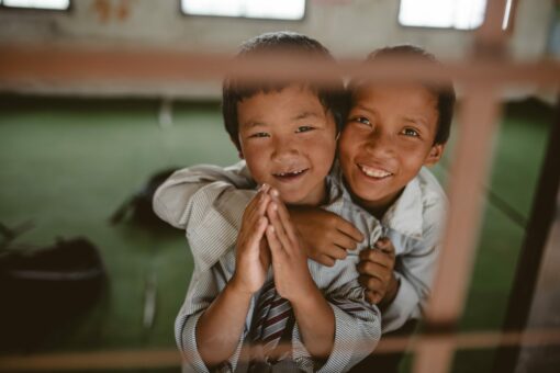 2 Kinder in der PATRIZIA School Dhoksan, Nepal