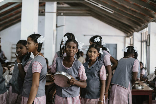 Mädchen des PATRIZIA Child Care Porayar, Indien stehen für Essen an