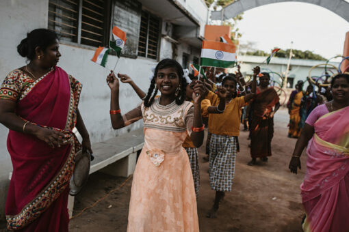 PATRIZIA Child Care Porayar, Indien - Mädchen begrüßen die Reisenden