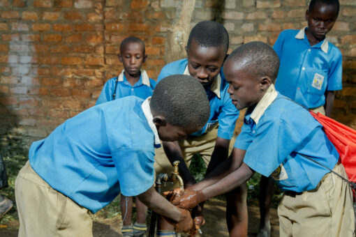 Kindern in Uganda mit Spendengeschenk helfen