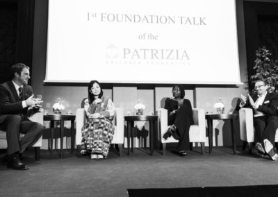 Event 1. PATRIZIA Foundation Talk 2018 in Frankfurt, Philipp Bächstädt moderiert Gespräch von Her Majesty The Queen Mother Sangay Choden Wangchuck, Dr. Auma Obama und Wolfgang Egger, schwarz-weiß