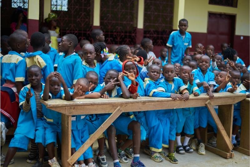 Schüler aus Bafia, Kamerun bei der Eröffnung
