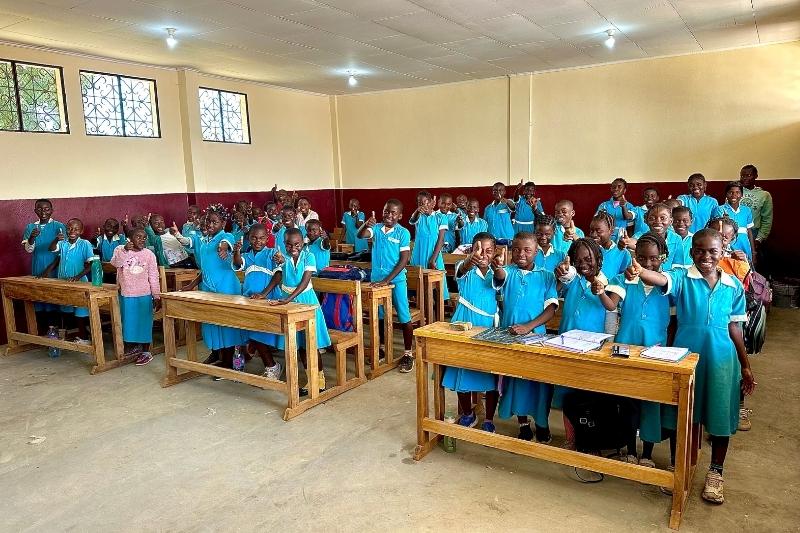 Schüler der PATRIZIA School Bafia Kamerun im Klassenzimmer