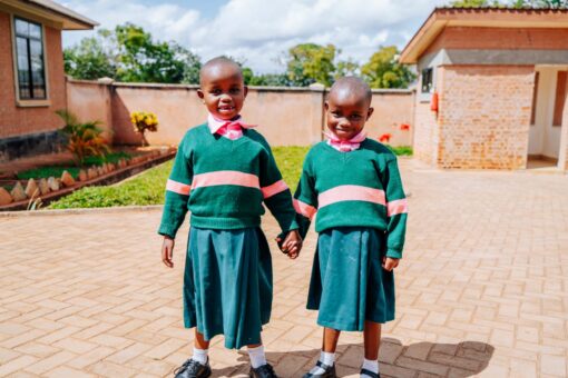 Zwei Kinder vor den PATRIZIA Kinderhäusern in Songea, Tansania