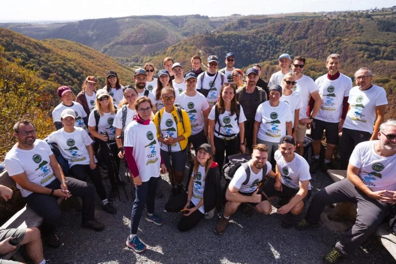 Gruppenfoto der Teilnehmer einer Wanderung mit Aussicht auf Berge