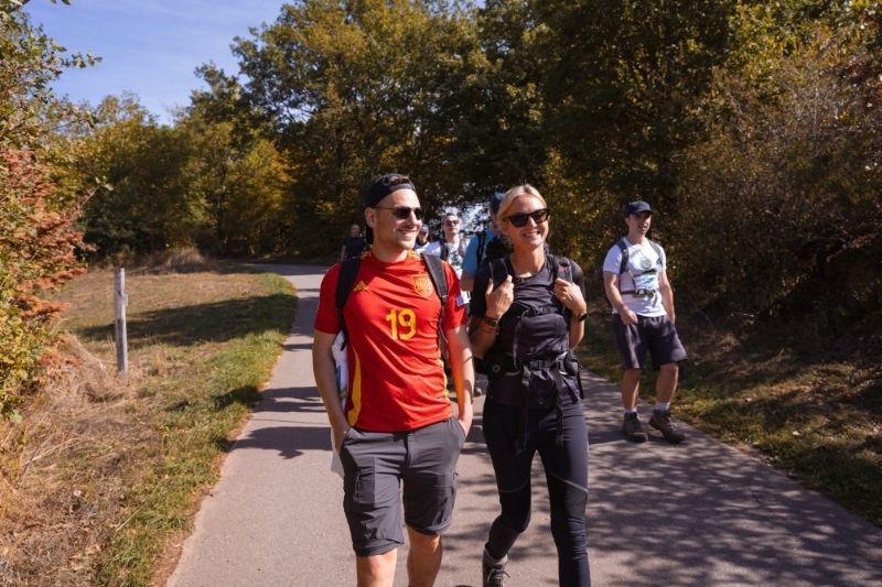 Zwei Personen am Spazieren Rest der Teilnehmer laufen ihnen hinterher