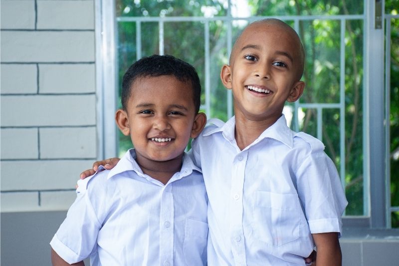 Zwei Kinder aus Bangladesch, die in die Kamera lachen
